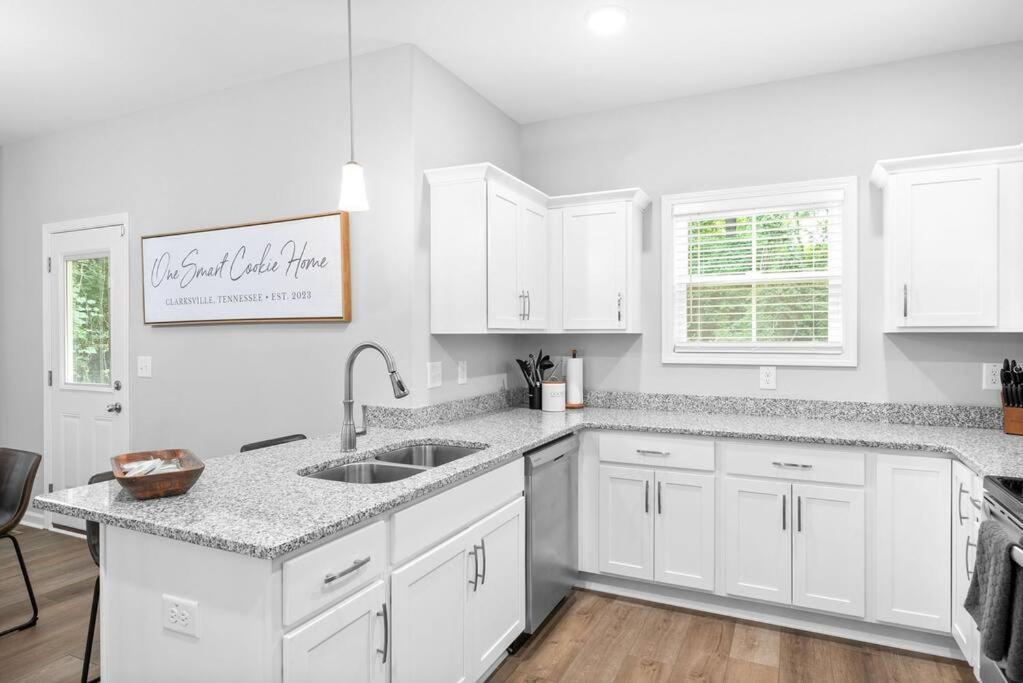 One-Of-A-Kind Smart, Cookie Themed Home For Up To 6 Clarksville Exterior photo