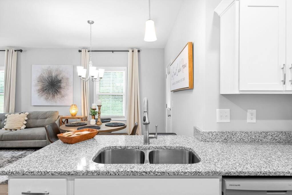 One-Of-A-Kind Smart, Cookie Themed Home For Up To 6 Clarksville Exterior photo